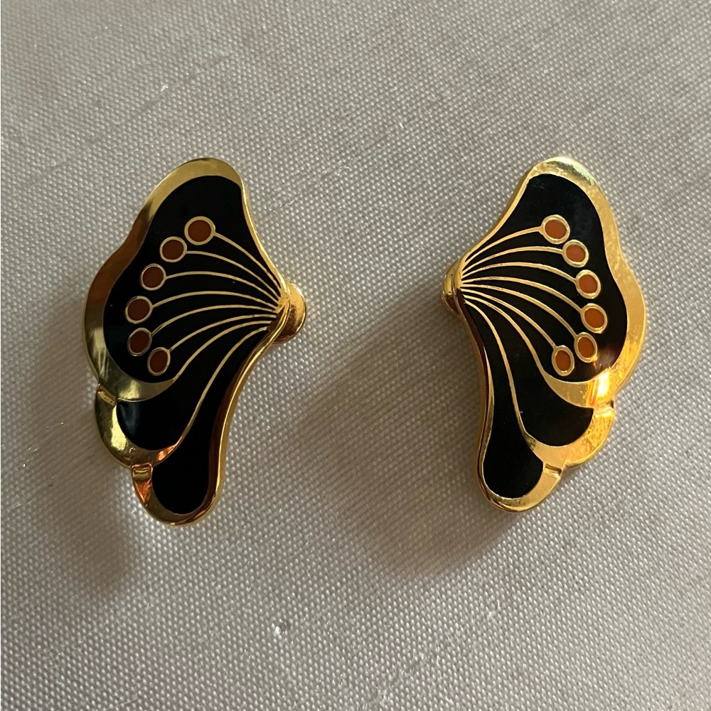 Beautiful gold tone Black/red/ vintage laurel Burch pierced earrings.